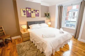 City center 1 bed en-suite room. king sized bed,  free WIfI Toiletries smart tv - Image 3