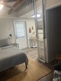 Cozy efficiency ONE large room ONE QUEEN bed apartment with kitchenette no oven. - Image 5