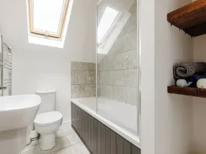 2 bedroom accommodation in Newnham - Image 4