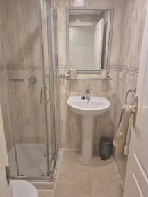 Gorgeous high spec apartment 50m from the beach and marina - Image 2