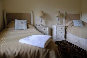 2 (or 3) Bedroom  self catering cottage in a quiet location with stunning views - Image 2