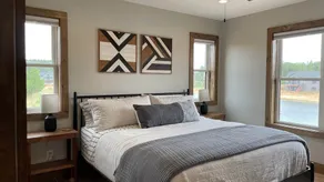 Kokomo Cabin: Cozy Fires, Family Fun & Lake Views - Image 3