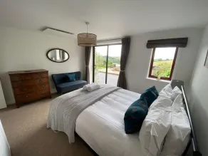 Beautiful converted barn, a retreat for families and friends to enjoy! - Image 4