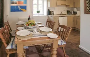 Cottage set in grounds of 25 acres with lake - Image 3