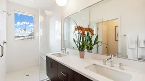Silverlake Sunset Treehouse Art-filled Escape w/ Jacuzzi + Sauna Avantstay - Image 5