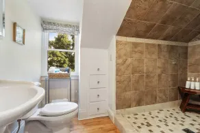 Impressive Queen suite, 2 person Jet tub, downtown - Image 2
