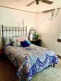Charming cottage with fireplace & private beach, perfect for getaways - Image 4
