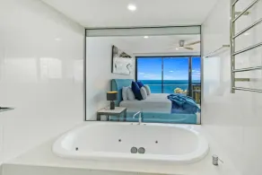 Sealuxe Central Surfer Paradise Spacious Deluxe Ocean View King Spa Apartment - Image 3