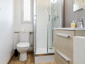 Studio avec balcon, à 200m de la plage, proche commerces et restos, parking privé, lit bébé inclus - Image 2