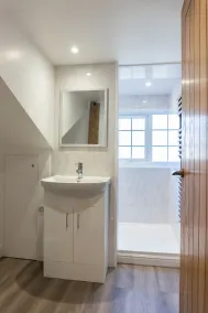 Stunning 4 Bed Sleeps 8 Cottage Parking - Image 3