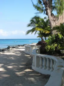 Absolutely close of everything by walking distance in Holetown! - Image 2