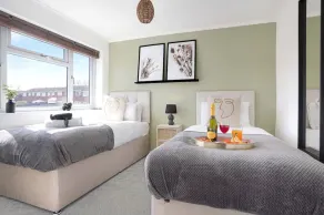 Stylish House • Sleeps 6 • Driveway Parking • Garden • Fast Wifi • Self-Check-In • Yoko Property - Image 5