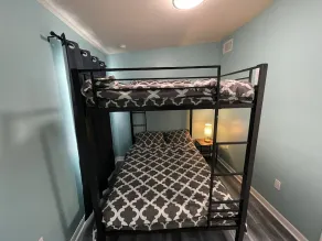 Cheerful 3 Bed home w/ free parking, Wifi, Full Kitchen & Workstation. Sleeps 9 - Image 5