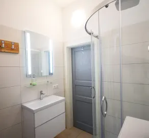 Large apartment in an old, former 19th century manor house. Facilities for our guests: large new windows, a spacious kitchen with TV and dishwasher, locker with 8 lockable compartments, communal washing machine and a large balcony. - Image 2