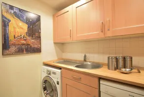 JOIVY Classic Apt with Castle Views in Old Town - Image 2