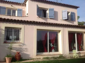 Charmosa casa funcional sem prédio em frente - Image 2