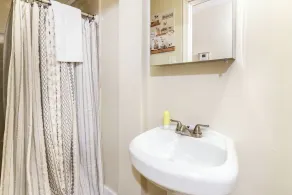 Spacious 2BR Apt • Free Parking • Baden - Image 2