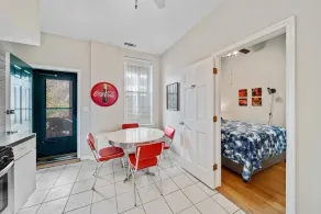 Classic Lincoln Park  2 bedroom condo- parking included - Image 4