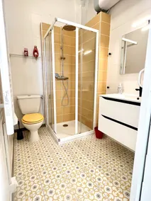 Superb small apartment with free parking - Image 2