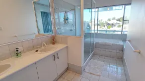 Mandurah Canal Holiday Home with own jetty! Boats! Crabs! Dolphins! - Image 2
