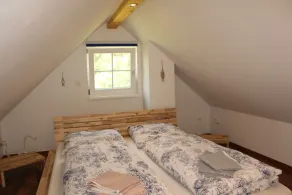 Biavlen: stråtækt hus med skorsten på en stor vandgrund i Lehde - Image 5