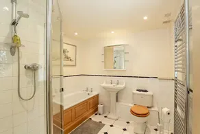 Priory Courtyard - 3 Bedroom Escape - Image 2