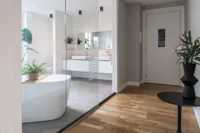 Suite no primeiro andar, 35m2, casa de banho privativa com banheira e chuveiro de efeito chuva. - Image 4