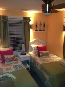 Downstairs unit of House. 3 blocks from Beach and Club, in a great little town. - Image 4