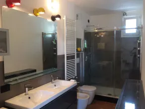 casa cercada por vegetação perto do mar com terraço e girdino - Image 2