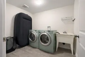 Modern 2-Bedroom Smart Home with Free Parking, Laundry, Ping-Pong & Private Backyard - Steps to Shops & Restaurants, 6 Mins to Innisfil Beach Park - Perfect for Families & Couples! - Image 2