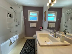 Impeccable Cleanliness Family & Pet Friendly Large Deck  House Near YYJ & Ferry - Image 5
