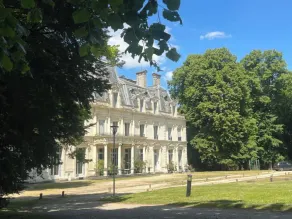In an exceptional setting, 17km from Paris, restored farmhouse of a château - Image 4