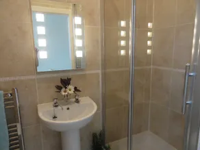Lovely Townhouse with garden overlooking the Square sleeps 2-5+ comfortably - Image 3
