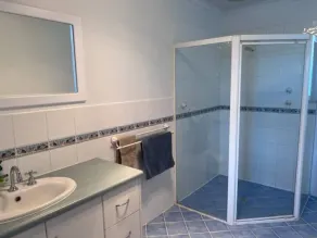 Cette maison de vacances moderne de 4 chambres à coucher offre aux familles et aux couples une bonne escapade. - Image 3