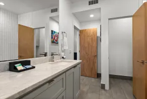 SOCO VILLA: POOL, 11 Queen Beds, 5 Bedroom, 3 Bath - Image 3