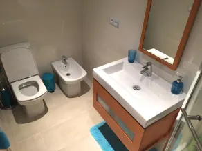 Luxuriöse neue Wohnung 5 Gehminuten vom Stadtzentrum entfernt Strände und Hafen - Image 2