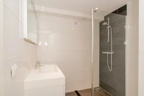 Esta villa de água é agradável, leve e de muito bom gosto. Oferece espaço suficiente para toda a família com - Image 3