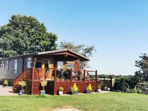 Riverside Wooden Lodge, Stratford-upon-Avon - Image 3