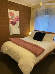 Quiet and comfortable 2 bedroom apartment, 65 inch Smart TV - Image 4