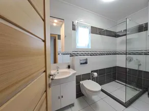 Holiday apartment with panoramic view of the lake, close to the water - Image 2