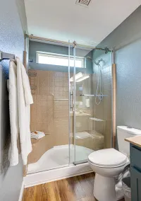 4BR w pool, fire pit, 3 king rooms - Image 4