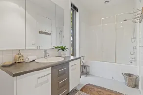 Lakeside 3-Bed Family Home with Amazing Views - Image 3