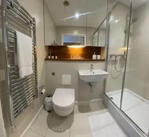 Luxury 8th Floor Apartment Overlooking Marina and River - Image 3