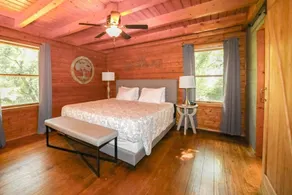 Luxurious 4Br Cabin off 151 Brew/Wine Trail - Image 2
