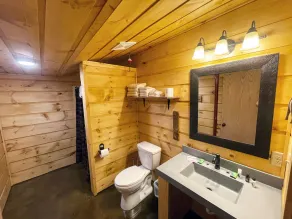Lakeside Cabin in the Northwoods - Image 3