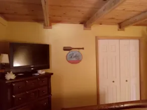 Cozy cabin tucked in the woods less than 5 miles from Willow Grove Marina. - Image 2