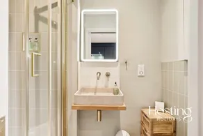 The Loft - 1 Bed Luxury Apartment with Bathtub - Image 3