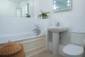 Stunning modern space with harbour views & free parking - Image 3