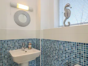 THE SKYDECK (HM50), pet friendly, with pool in Cotswold Water Park - Image 3