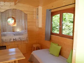 Maison 'Gîte Insolite Roulotte 5 Personnes' avec Terrasse Privée, Jardin Privé - Image 3